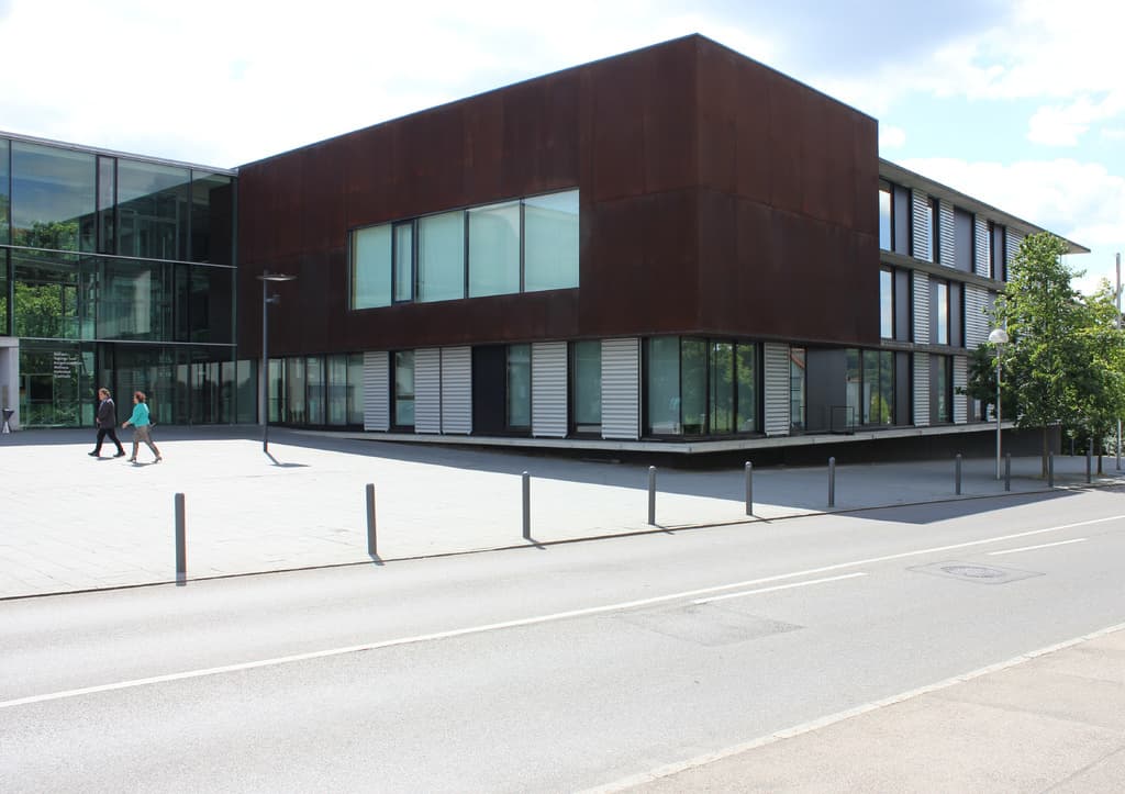 Stahl-Glas-Fassade an einem mehrgeschossigen Objekt